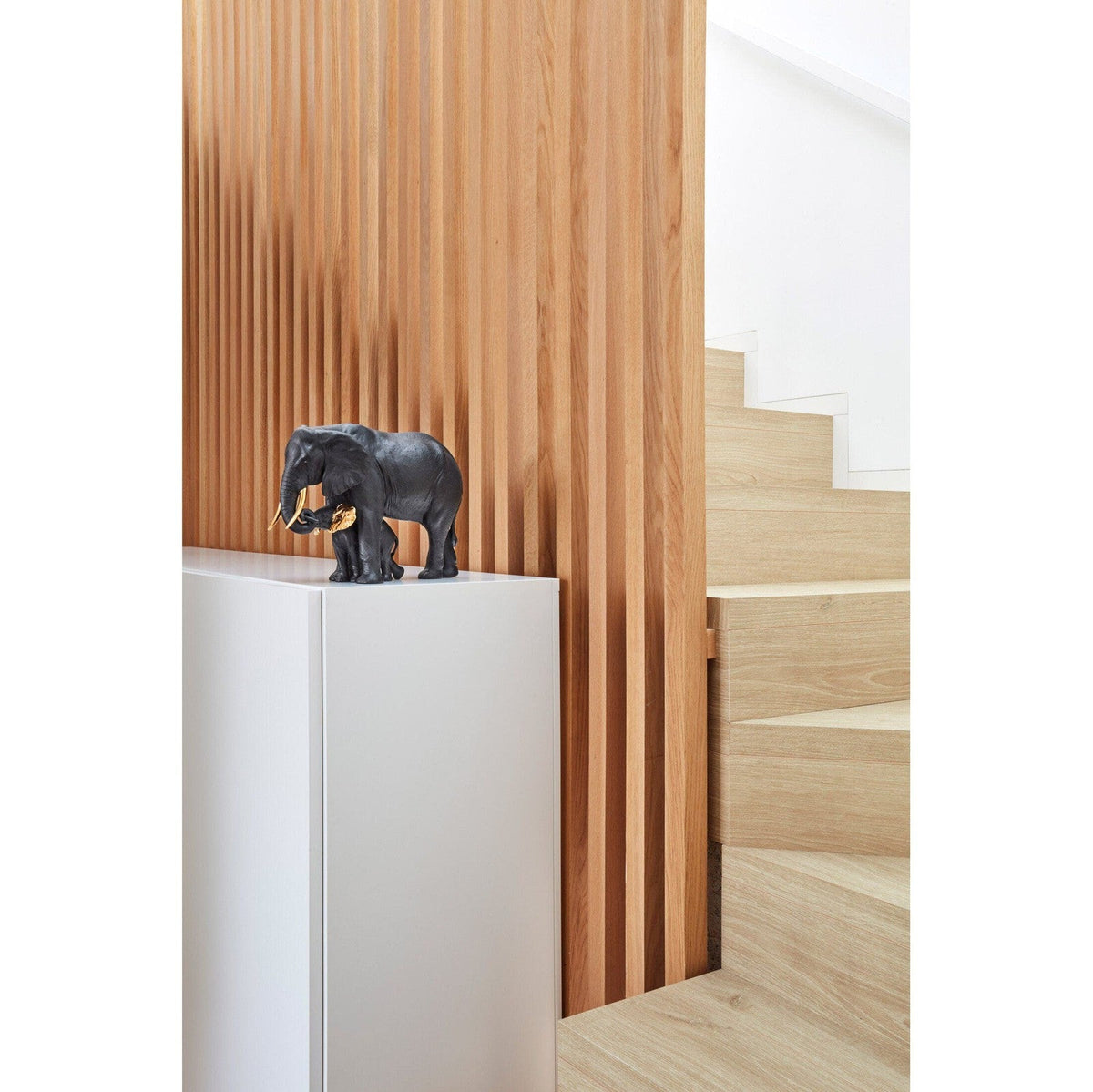 Lladro Leading the way black-gold