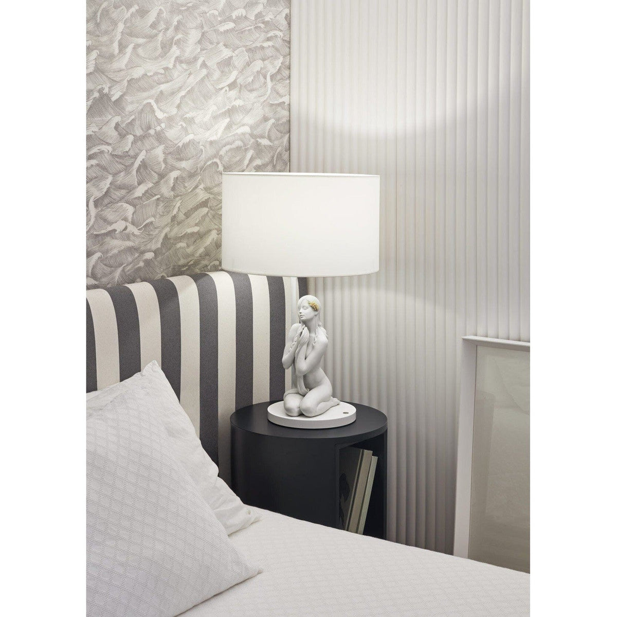 Lladro Inner peace table lamp