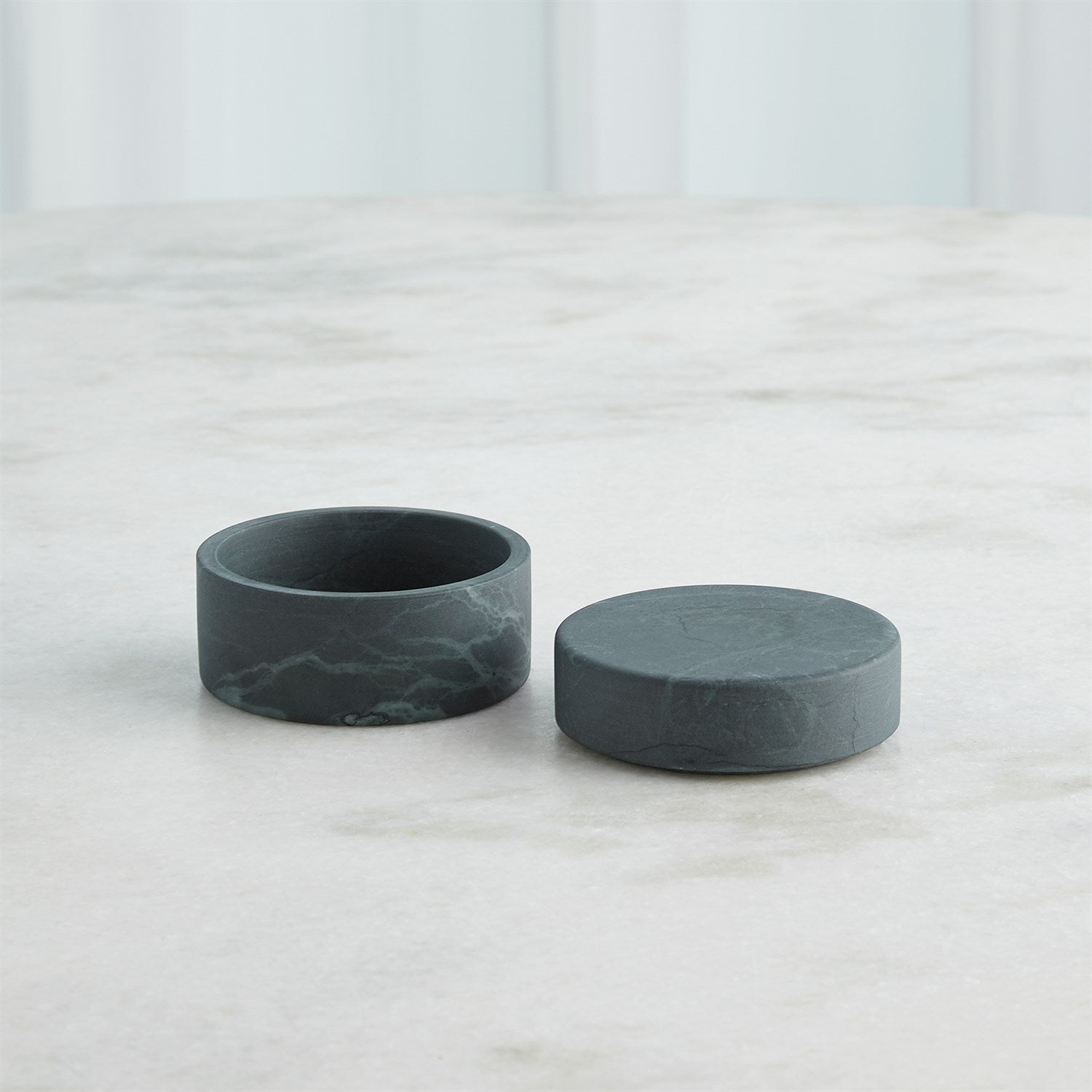 Global Views Cilindro Alabaster Box - BlackGreen