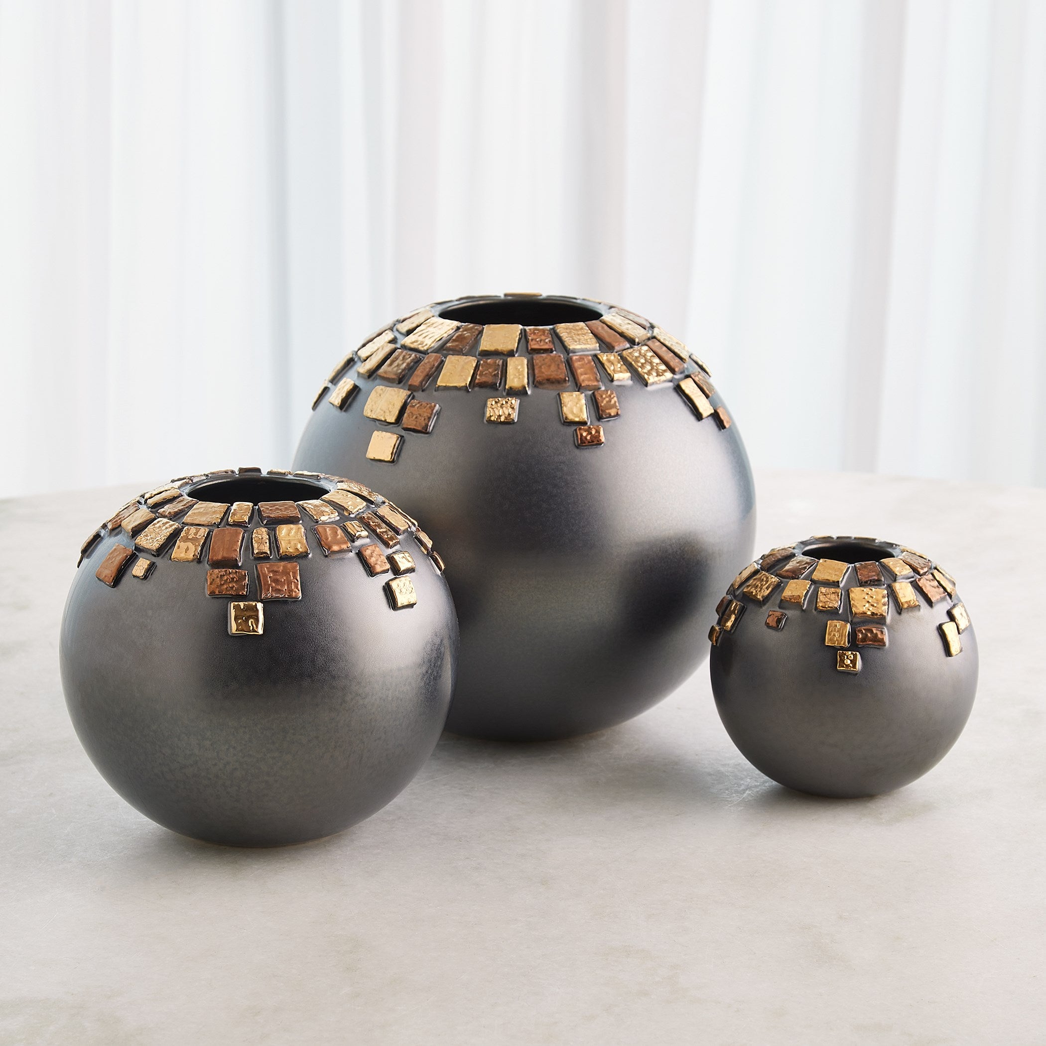 Global Views Array Vase Black Reactive