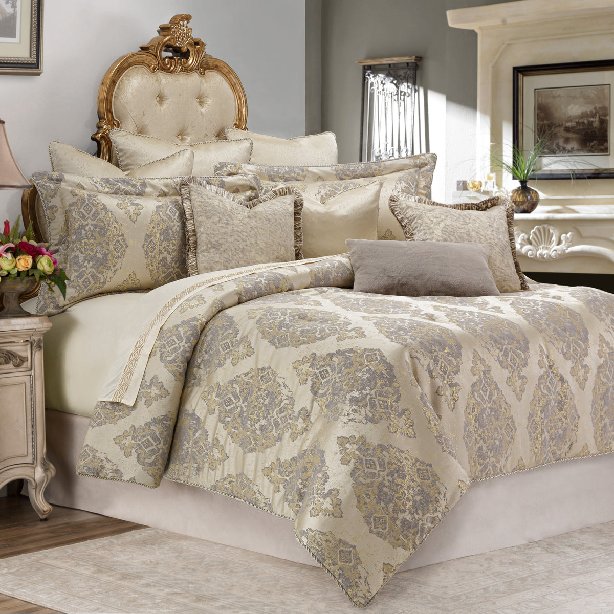 Michael Amini Bennett Comforter Set - Champagne