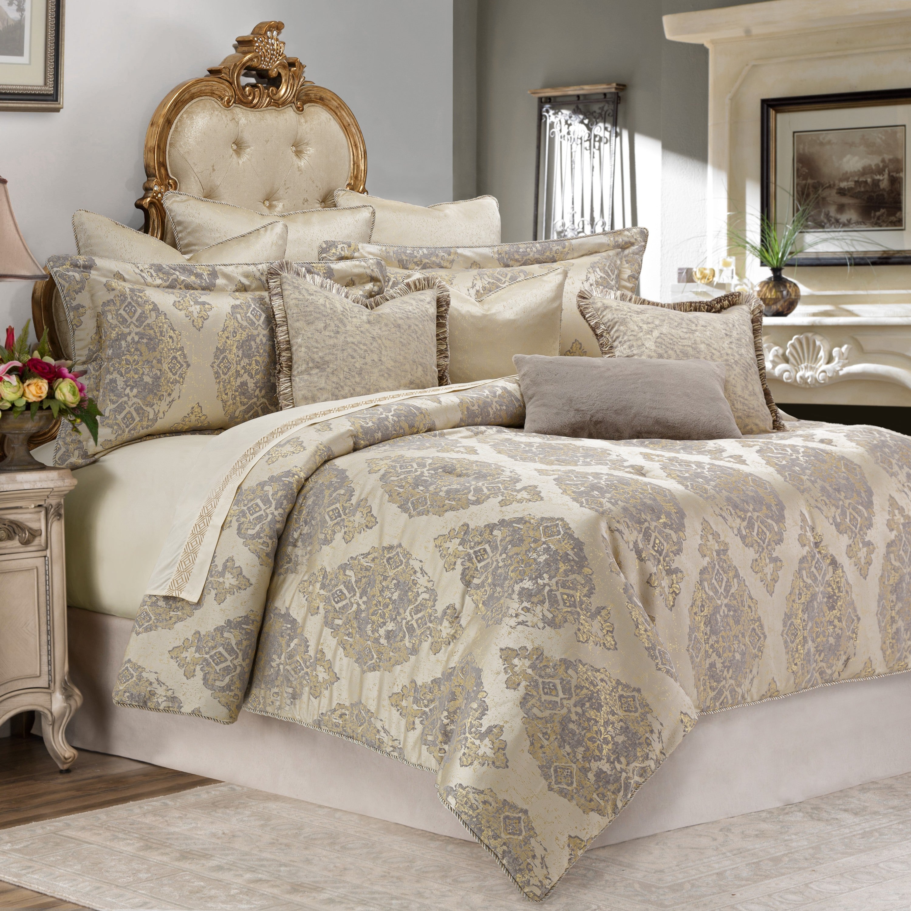 Michael Amini Bennett Comforter Set - Champagne