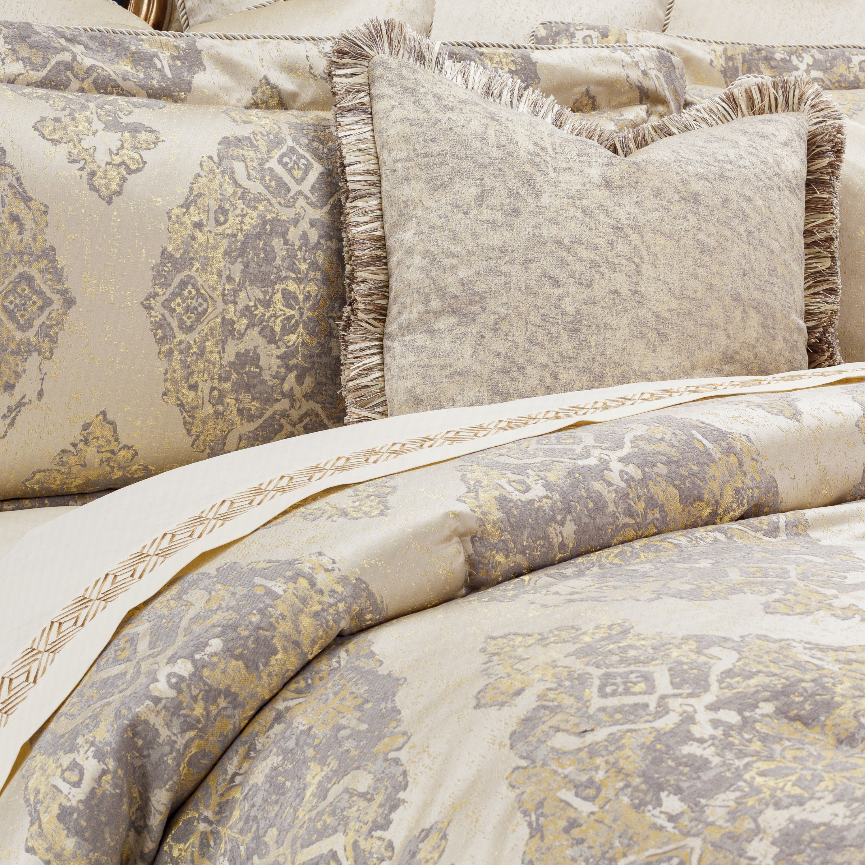 Michael Amini Bennett Comforter Set - Champagne
