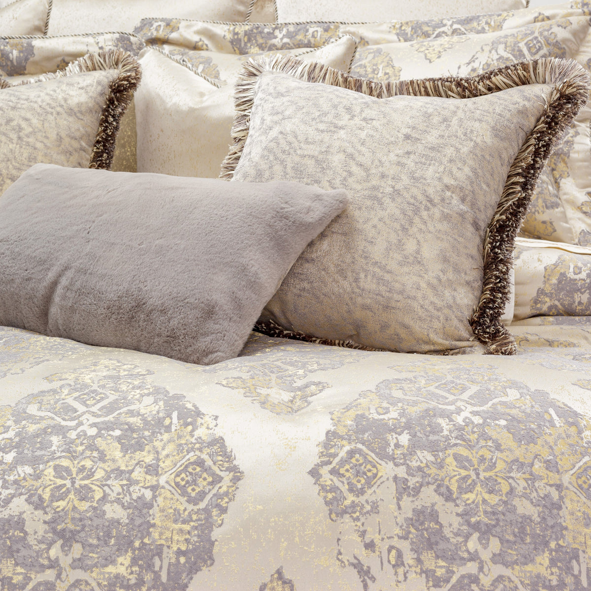 Michael Amini Bennett Comforter Set - Champagne