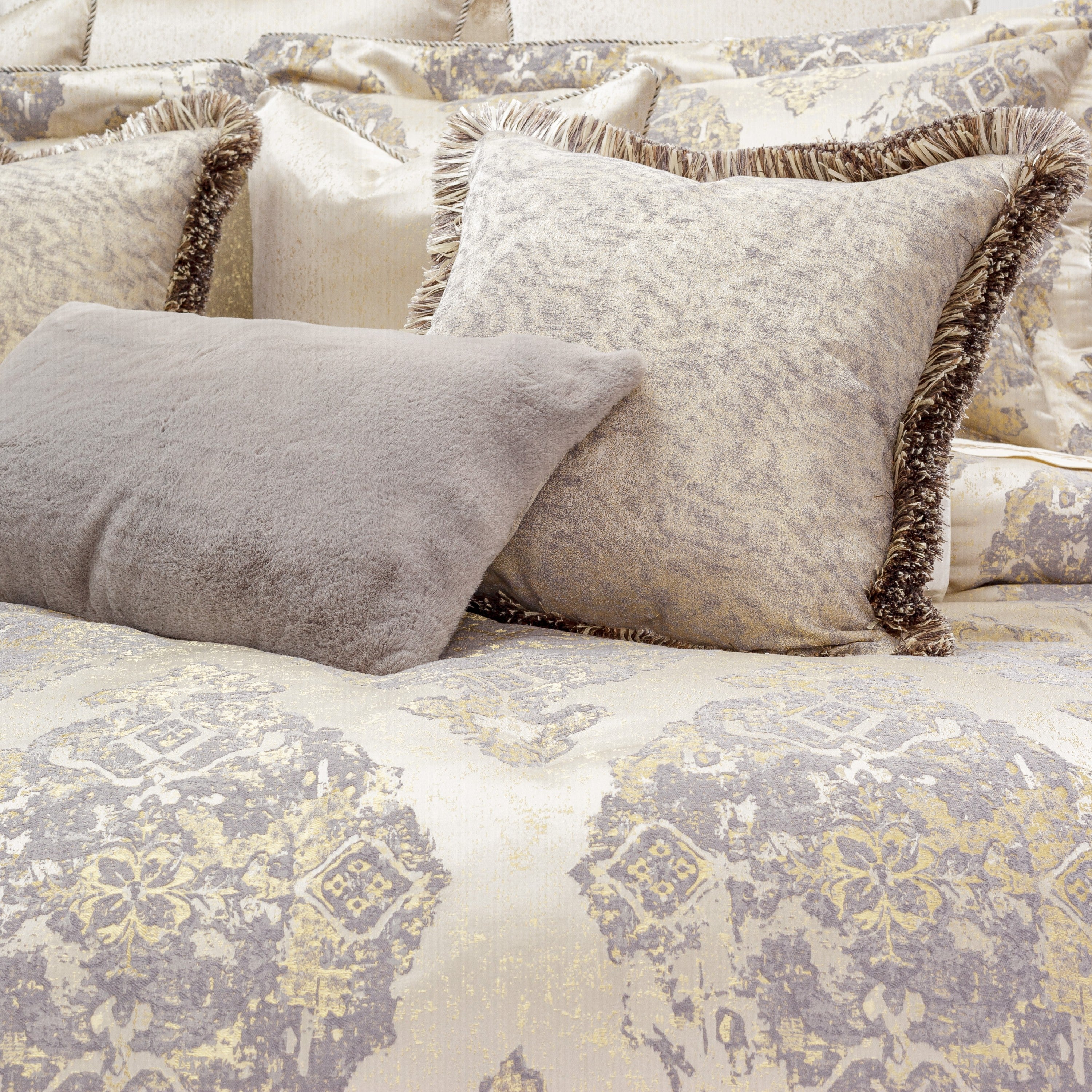 Michael Amini Bennett Comforter Set - Champagne