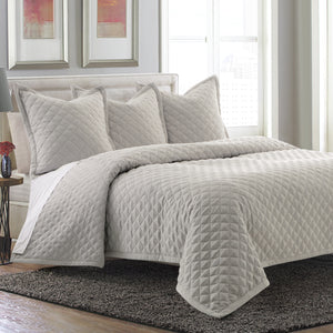 Michael Amini Aragoza Quilt Set