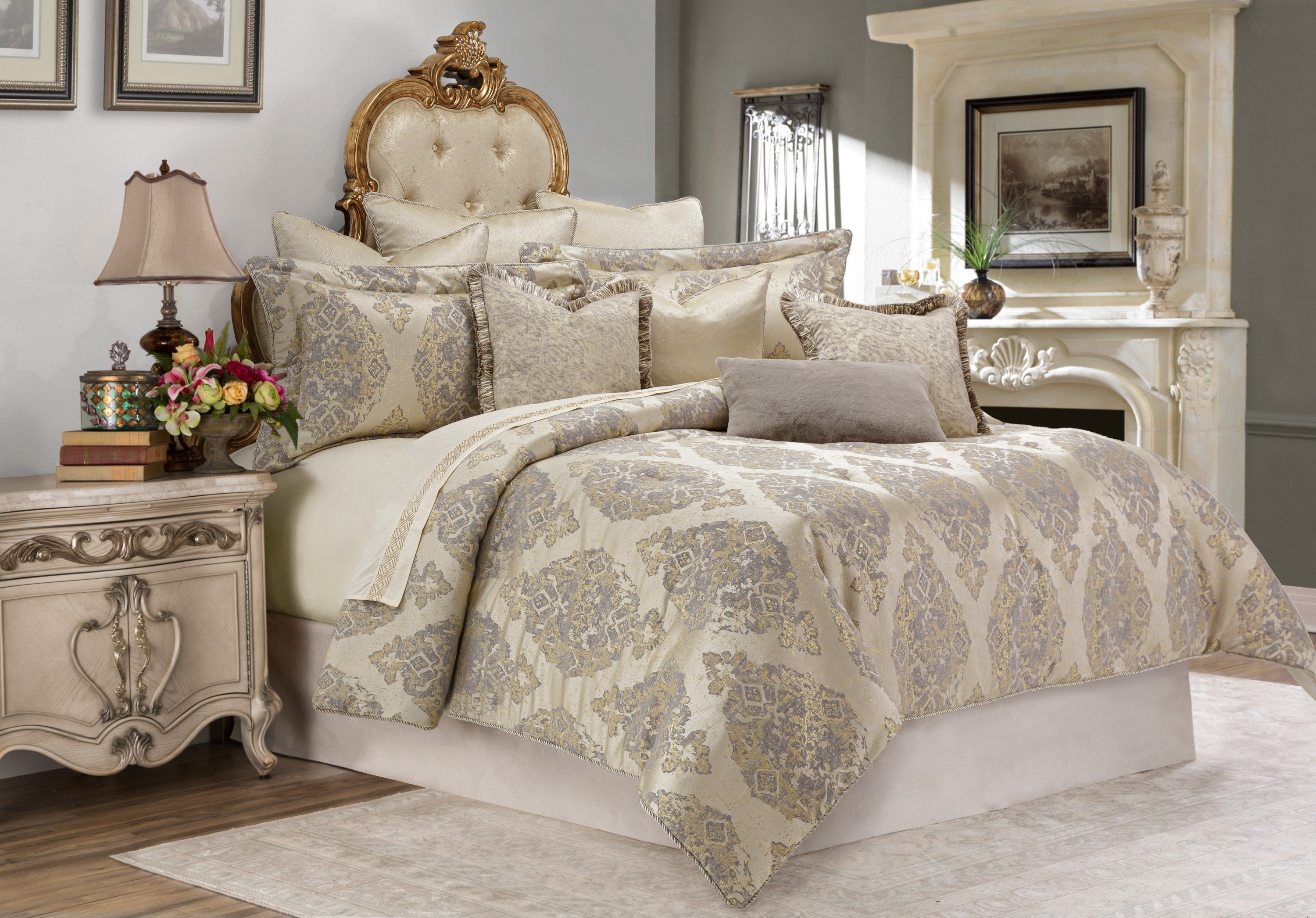 Michael Amini Bennett Comforter Set - Champagne