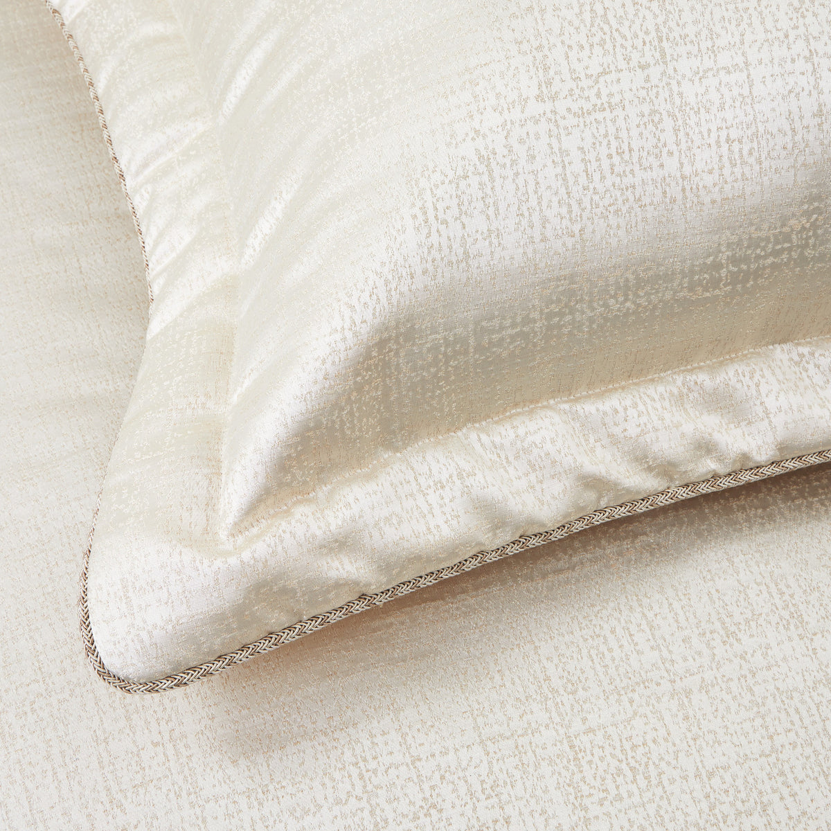 Michael Amini Westlyn 4-Piece King Comforter Set - Ivory