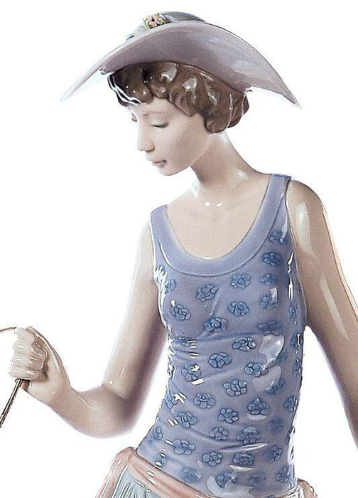 Lladro Elegant Promenade Woman Figurine