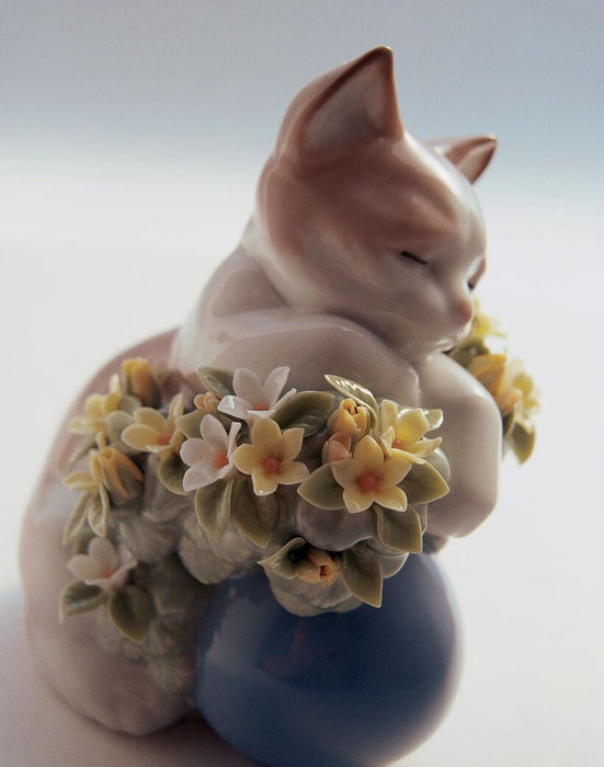 Lladro Dreamy Kitten Cat Figurine