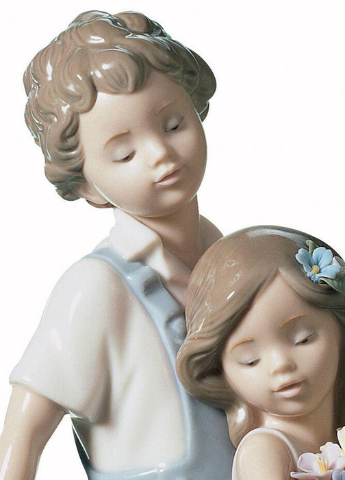 Lladro The Prettiest of All Couple Figurine