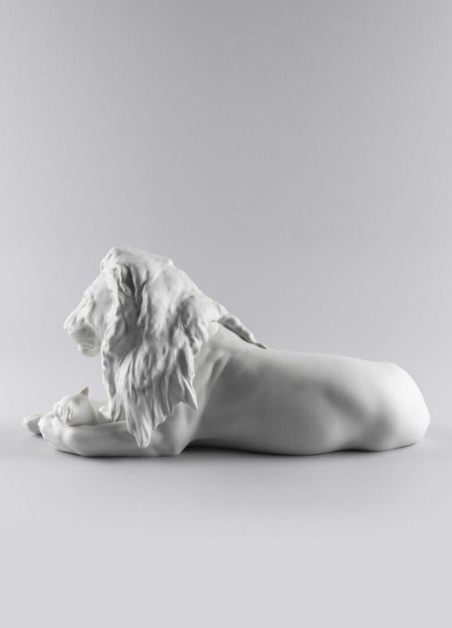 Lladro Lion With Cub Figurine