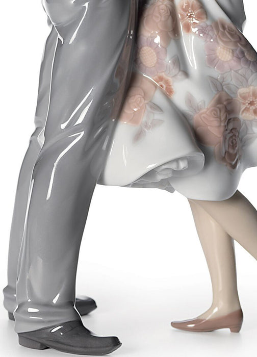 Lladro Happy Encounter Couple Figurine