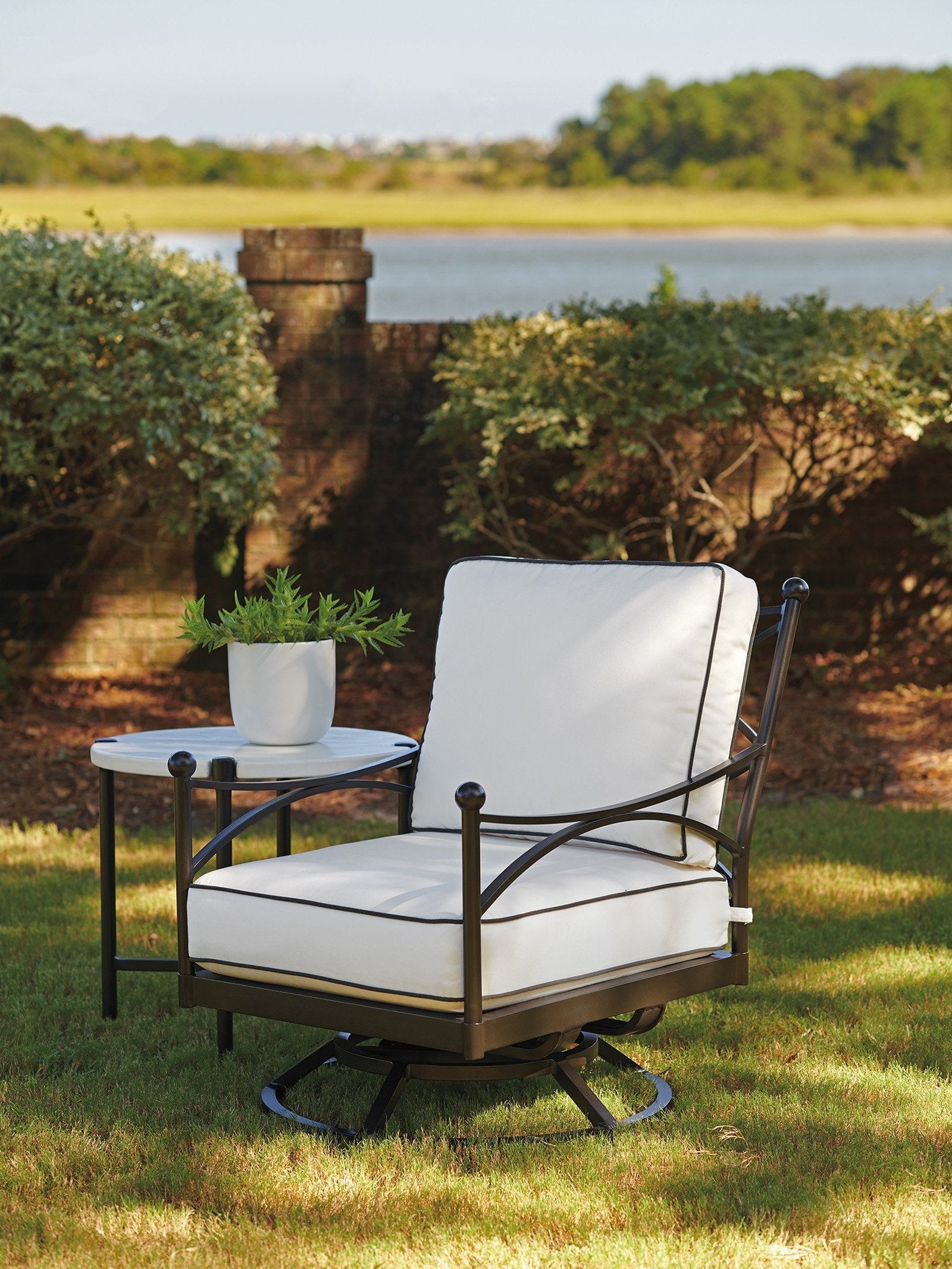 Tommy Bahama Outdoor Pavlova Swivel Lounge Chair 3911
