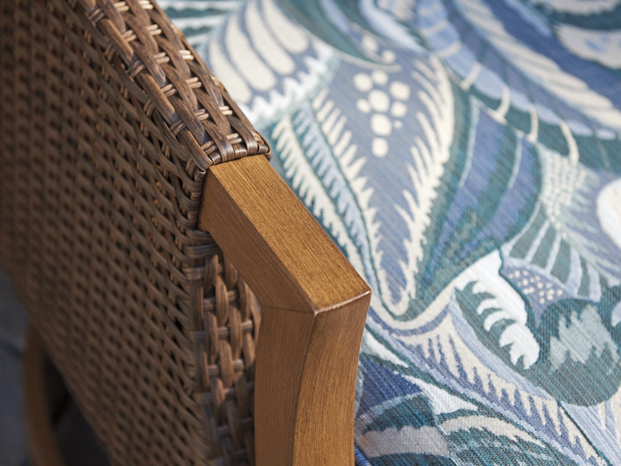 Tommy Bahama Outdoor Harbor Isle Swivel Rocker Lounge Chair