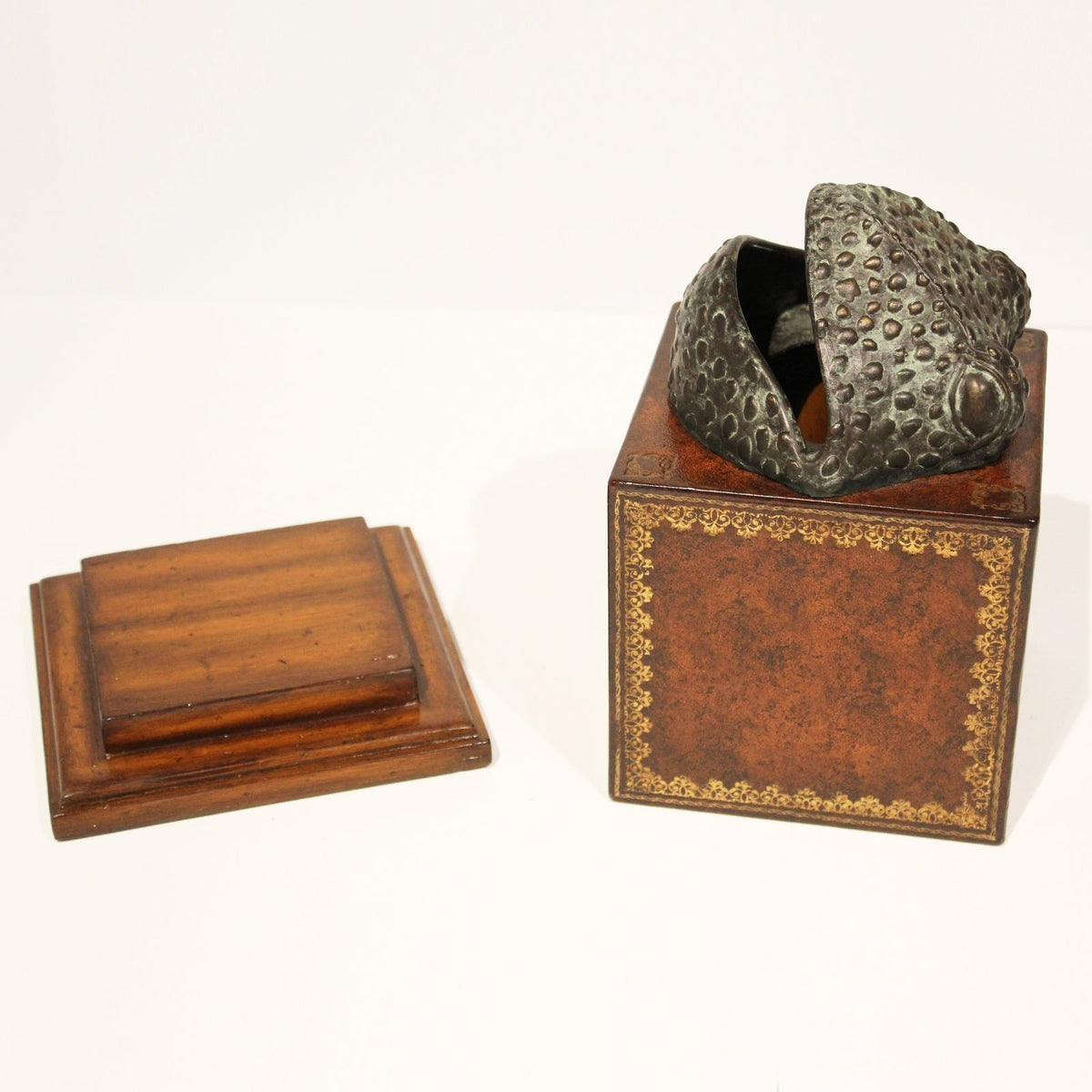 Maitland Smith Frog Tissue Holder