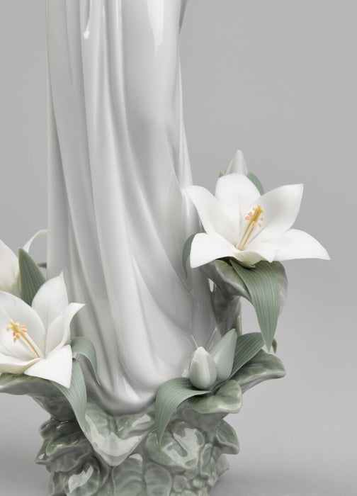 Lladro Madonna of The Flowers Figurine