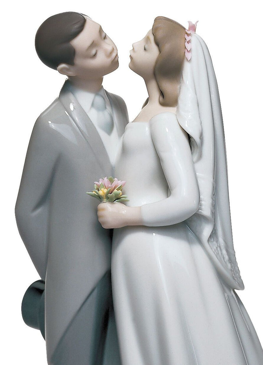 Lladro A Kiss to Remember Couple Figurine