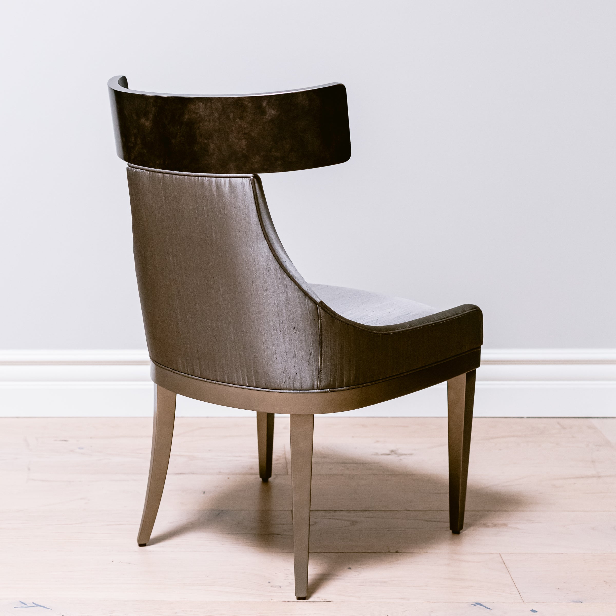 Caracole Round Table Discussion Dining Set Floor Sample