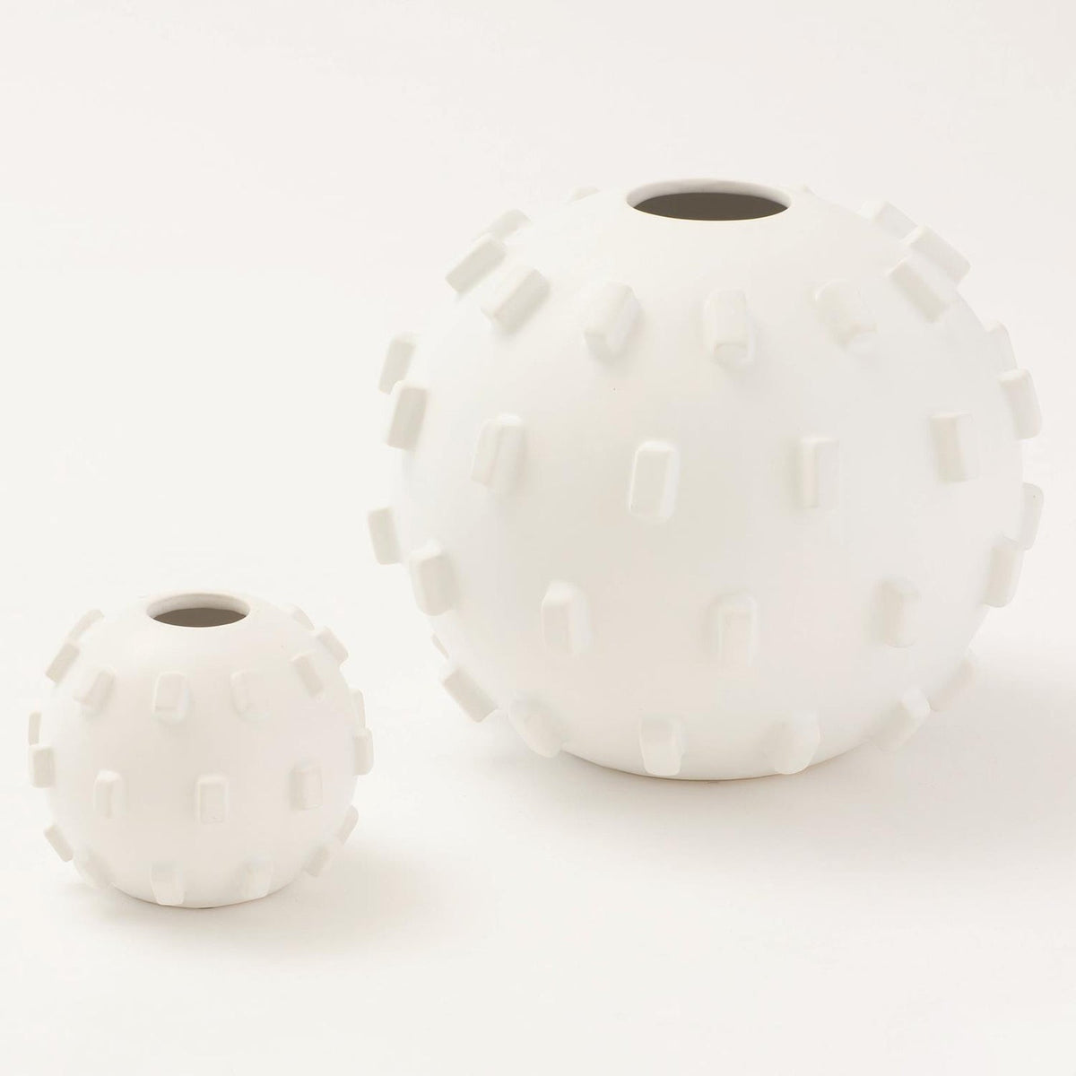 Global Views Thielo Round Vase