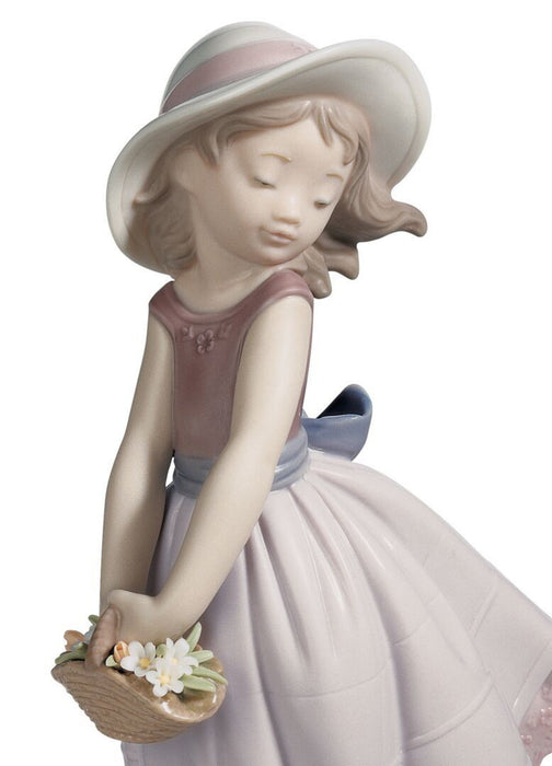 Lladro Pretty innocence Girl Figurine